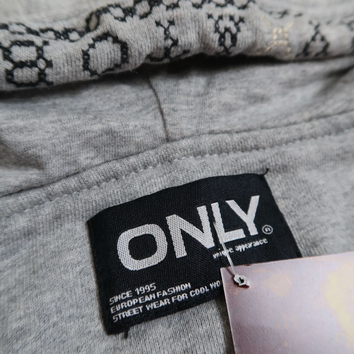ONLY GREY POM POM ZIP UP - M